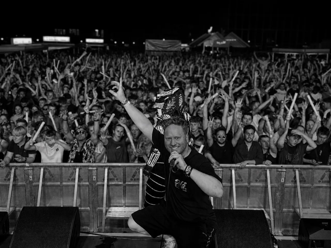 B-Phisto vor einer Festival-Crowd